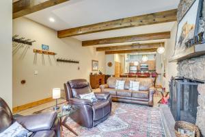 salon ze skórzanymi meblami i kamiennym kominkiem w obiekcie Newly Upgraded Avon Condo with Pool and Hot Tub Access w mieście Avon