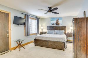 sypialnia z łóżkiem i telewizorem z płaskim ekranem w obiekcie Newly Upgraded Avon Condo with Pool and Hot Tub Access w mieście Avon +32 zdjęcia