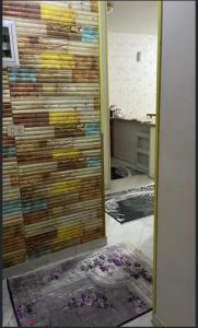 une porte coulissante en verre dans une chambre avec un mur dans l'établissement شاليه للإيجار في راس سدر جولدن بيتش2, à Raʼs Matarma