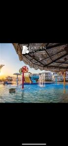 une piscine dans un complexe hôtelier avec un parc aquatique dans l'établissement شاليه للإيجار في راس سدر جولدن بيتش2, à Raʼs Matarma