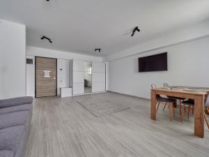 un salon avec une table et un canapé dans l'établissement Decebal Residence Craiova, à Craiova