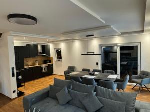 フォルヒハイムにあるFerienhaus Ma Bellaのソファとテーブルのあるリビングルーム +15枚の写真