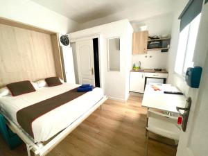 a small bedroom with a bed and a kitchen at El Sueño De Alejandra - Vivienda Vacacional in Las Palmas de Gran Canaria