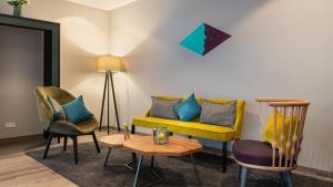 Uma área de estar em Holiday Inn - the niu, Charly Frankfurt City by IHG