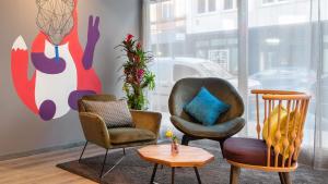 Uma área de estar em Holiday Inn - the niu, Charly Frankfurt City by IHG