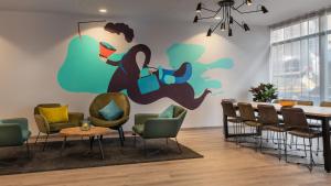 Uma área de estar em Holiday Inn - the niu, Charly Frankfurt City by IHG