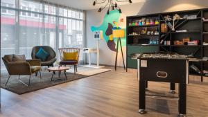 Uma área de estar em Holiday Inn - the niu, Charly Frankfurt City by IHG