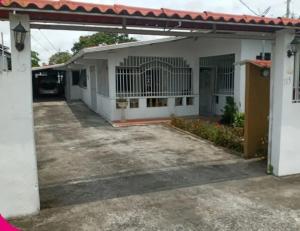 an empty parking lot in front of a house at Sista House in Ciudad Radial