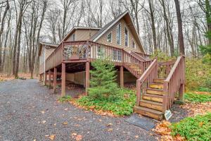 Pocono LakeにあるFamily-Friendly Cabin with Fire Pit in Pocono Lake!の大木造家屋