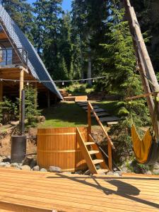 una veranda con amaca e una casa di Bakhmaro A-frame a Chʼkhakoura