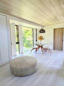 a living room with a table and chairs and a table at Hakone Ashinoko Lakeside Resort - 箱根芦ノ湖レイクサイドリゾート in Hakone