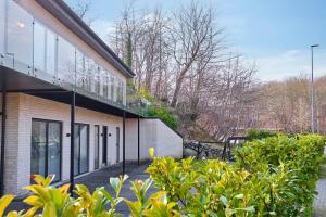 a house with a balcony on the side of it at Luksus Lejlighed i Højbjerg m gratis parkering in Højbjerg