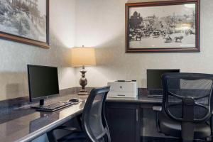 TV a/nebo společenská místnost v ubytování Best Western Plus Oceanside Palms