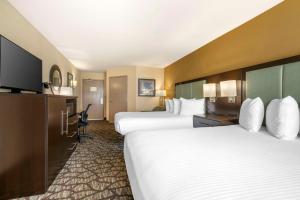 Postel nebo postele na pokoji v ubytování Best Western Plus Oceanside Palms