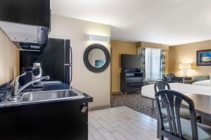 Kuchyň nebo kuchyňský kout v ubytování Best Western Plus Oceanside Palms