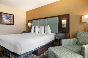 Postel nebo postele na pokoji v ubytování Best Western Plus Oceanside Palms
