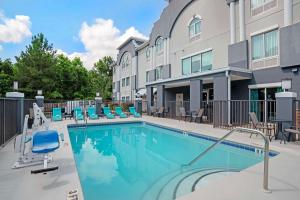 a swimming pool in front of a building at Best Western Plus Blue Angel Inn in Pensacola