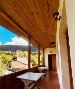 Vista generica sulle montagne o vista sulle montagne dall'interno dell'affittacamere