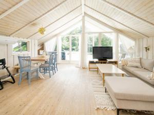 TV a/nebo společenská místnost v ubytování Holiday home Græsted IV
