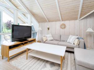 Μια τηλεόραση ή/και κέντρο ψυχαγωγίας στο 6 person holiday home in Græsted-By Traum