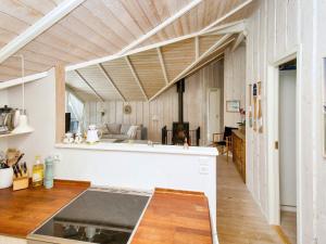 Η κουζίνα ή μικρή κουζίνα στο 6 person holiday home in Græsted-By Traum