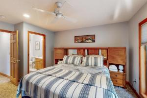 Un dormitorio con una cama y un ventilador de techo. en Chillaxin, en McHenry