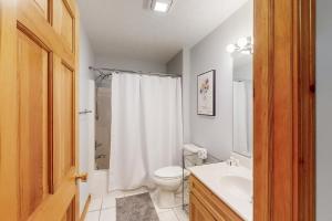 Un baño con un inodoro blanco y un lavabo. en Chillaxin, en McHenry 18 fotos más
