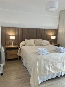 Ένα ή περισσότερα κρεβάτια σε δωμάτιο στο Departamento Céntrico Álamos