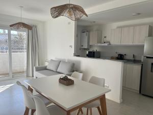 a kitchen and living room with a table and chairs at Departamento Céntrico Álamos in Santa Rosa