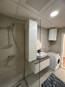 Un baño de INA Apartment Oasis