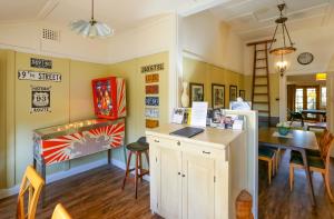 波拉尔The Gables - Circa 1880 - Classic Bowral Property的带鱼缸的房间和餐厅