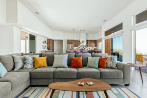 - un salon avec un canapé gris et des oreillers colorés dans l'établissement Sundrop By The Cohost Company, à Joshua Tree