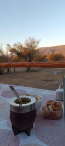 einen Tisch mit einer Schüssel Suppe und etwas Essen in der Unterkunft Amawa Domo - escapada romántica en las sierras in San Francisco del Monte de Oro