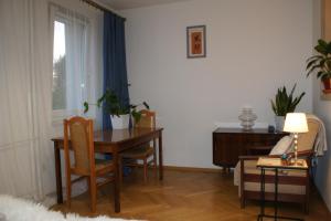 a dining room with a table and chairs and a window at Apartament Pułaskiego in Rzeszów
