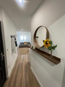 un couloir avec un miroir et un salon dans l'établissement Villa Valentina Cíes, à Vilagarcía de Arousa 16 autres photos