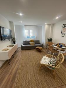 un salon avec un canapé et une table dans l'établissement Villa Valentina Cíes, à Vilagarcía de Arousa