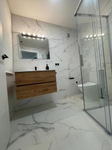 une salle de bains avec un lavabo et un miroir dans l'établissement Villa Valentina Cíes, à Vilagarcía de Arousa