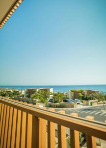 einen Balkon mit Meerblick in der Unterkunft Villa Verde - Your Coastal Haven Retreat in Himarë