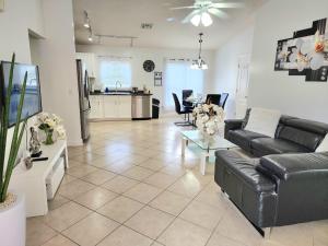 Un lugar para sentarse en Orlando villa private pool/hot tub close to Disney