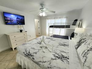 Una cama o camas en una habitación de Orlando villa private pool/hot tub close to Disney 37 fotos más