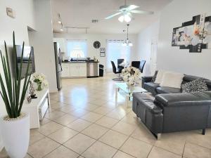 Un lugar para sentarse en Orlando villa private pool/hot tub close to Disney