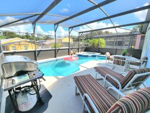 La pileta dentro o cerca de Orlando villa private pool/hot tub close to Disney
