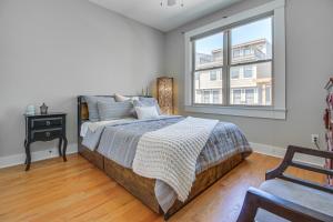 Ένα ή περισσότερα κρεβάτια σε δωμάτιο στο Vibrant Downtown Cincinnati Townhome with Sauna!