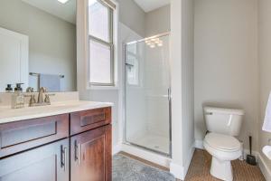 Ένα μπάνιο στο Vibrant Downtown Cincinnati Townhome with Sauna! +25 φωτογραφίες