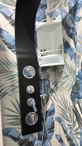 Un tablero negro con una caja blanca y objetos plateados. en Casa la vigna, en Catania