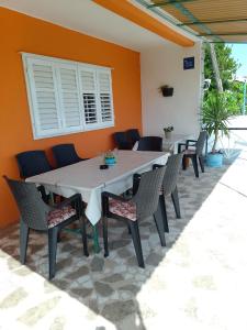 Posedenie v ubytovaní Triple Room Sucuraj 6734c