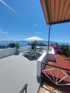 balkon ze stołem i parasolem w obiekcie Rooms by the sea Sucuraj, Hvar - 6734 w mieście Sućuraj