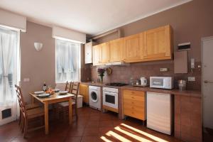 Dapur atau dapur kecil di Milan Skyline Apartment in città studi a 1 minuto dal metrò con terrazzo wi-fi e netflix