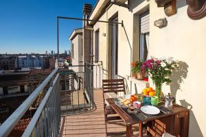 Balkoni atau teres di Milan Skyline Apartment in città studi a 1 minuto dal metrò con terrazzo wi-fi e netflix