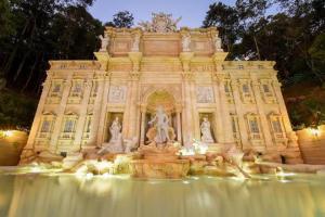 a large building with a fountain in front of it at Apartamento Centro SerraNegra in Serra Negra